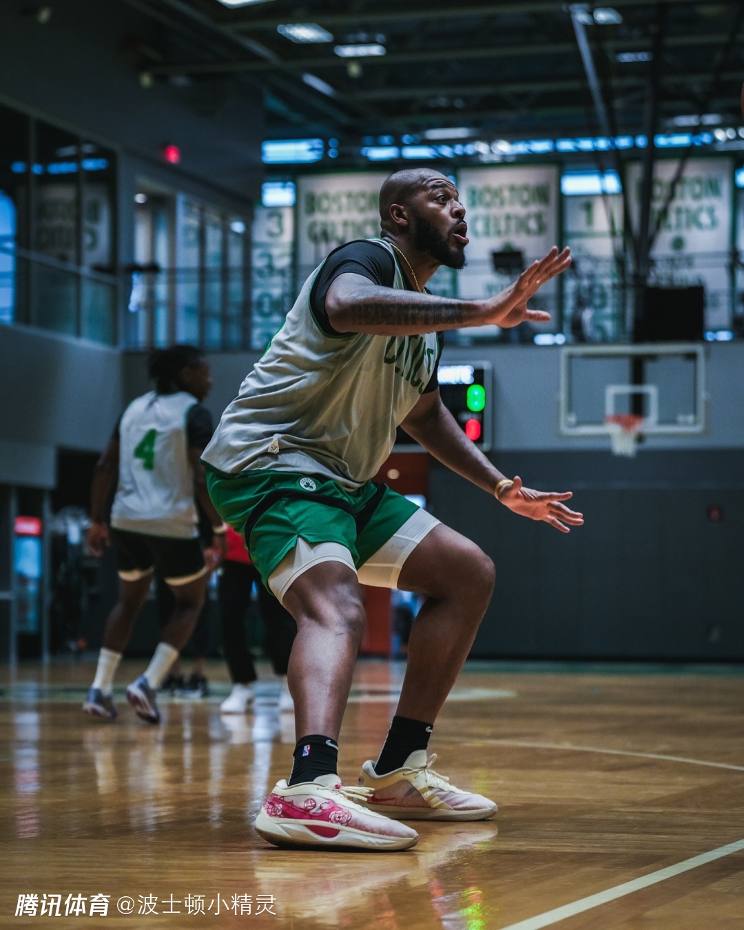 包含转会期波士顿凯尔特人备战CBA常规赛，官宣签约细节曝光，引发热议，训练强度明显提升的词条